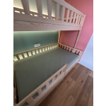Kinderbett mit Treppe und oberer Spielplattform